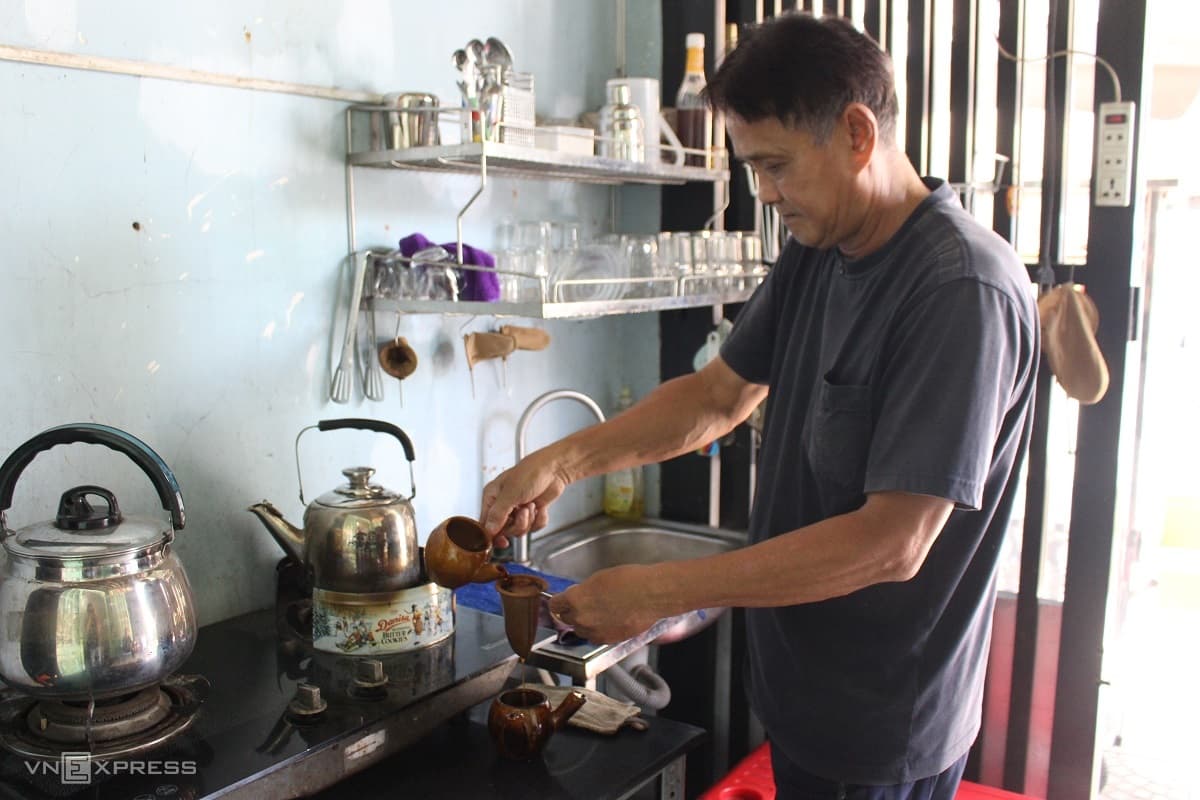 Saigon 'racket coffee' in tiny ceramic pots