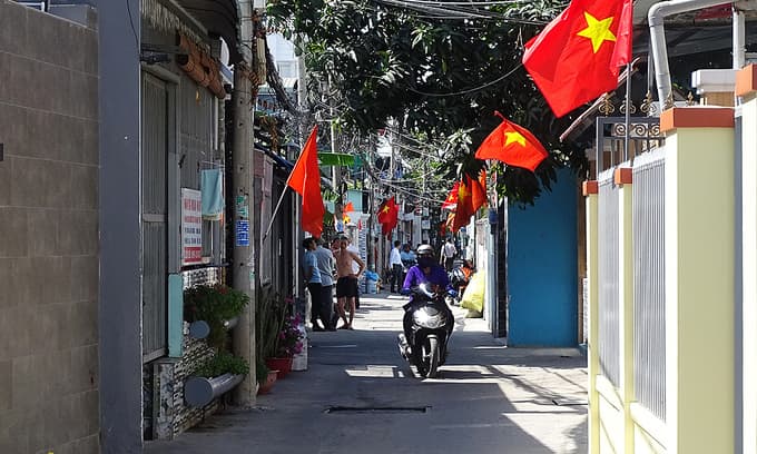 Saigon residents contribute land to expand alleys