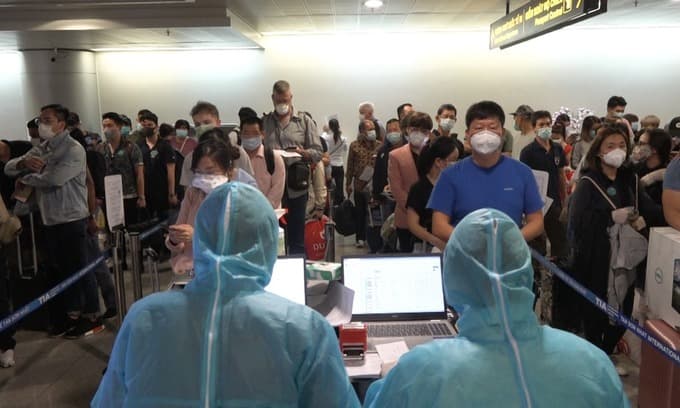 Foreigners conflicted about allowing people into Vietnam with vaccine passport