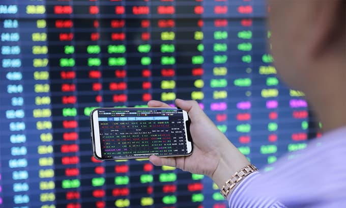 VN-Index dips as banking stocks plummet