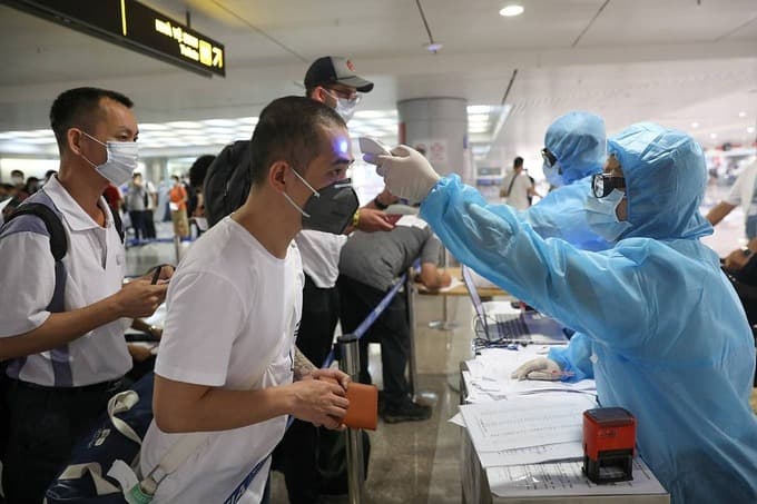 HCMC wants all airport, quarantine center staff vaccinated