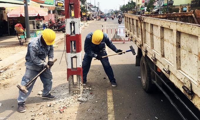 HCMC uproots 80 mid-street power poles to ease traffic flow