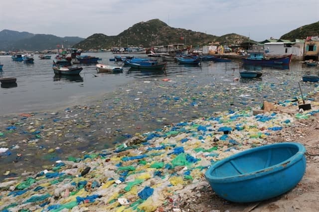Việt Nam strives to become regional pioneer in reducing ocean plastic waste