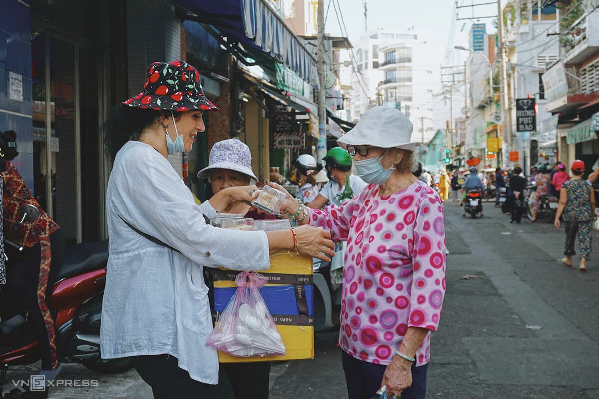 Belarusian hawks cakes for a living in Saigon amid pandemic