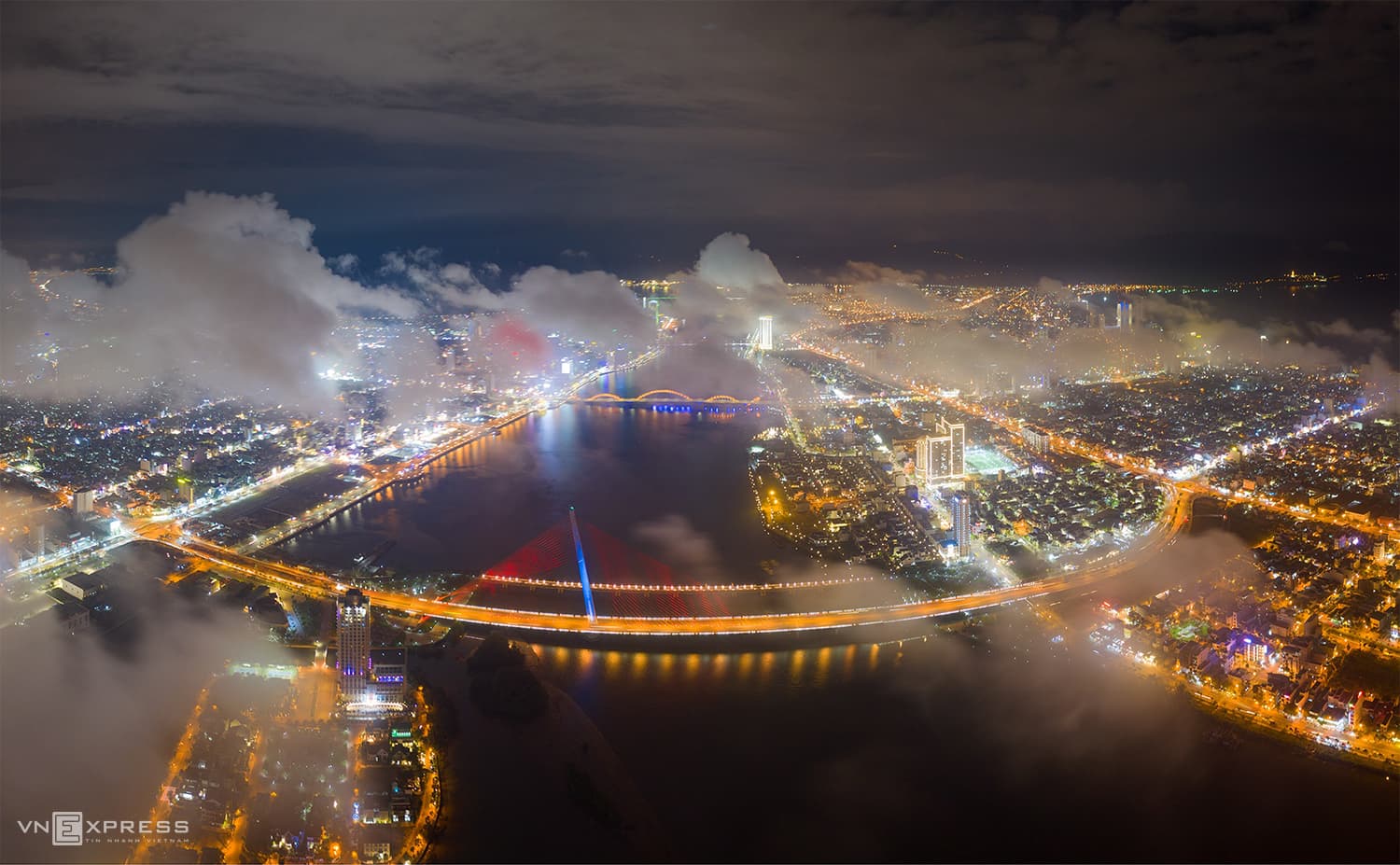 Da Nang's tourist attractions swim in a sea of clouds