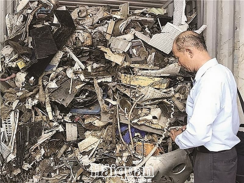 HCM City: Shipping line re-exports nearly 200 containers of scrap