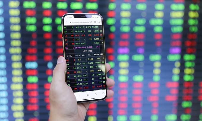 VN-Index dips as banking stocks tumble