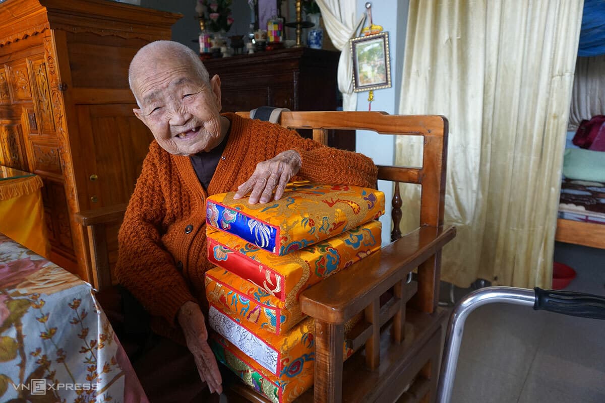 99-year-old Nguyen Dynasty pillow maker