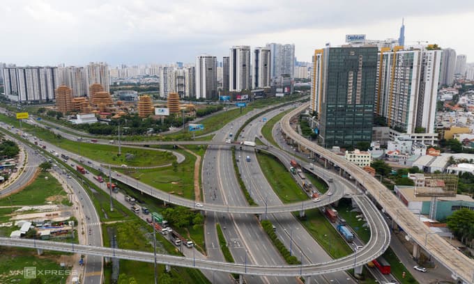 Experts fear HCMC luxury apartment market building into bubble