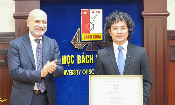 Italian president confers Order of the Star on Hanoi professor