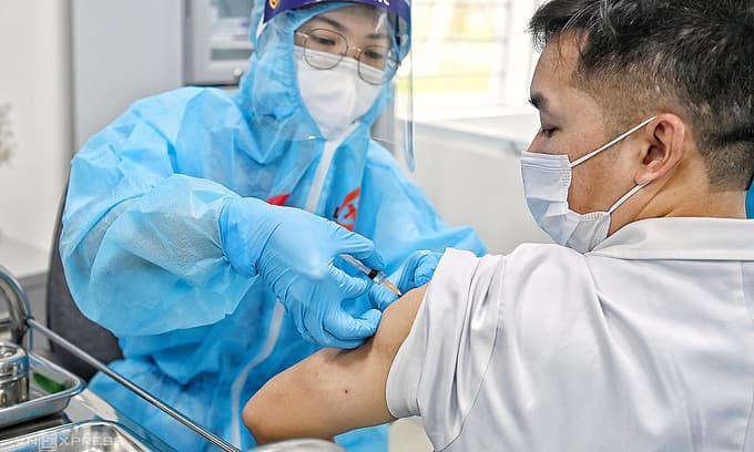 HCMC to almost fully vaccinate medical personnel this month