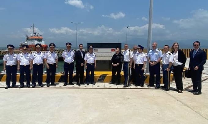 US hands over training facilities to Vietnam coast guard