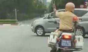 HCMC cop clears road for pregnant woman to reach hospital