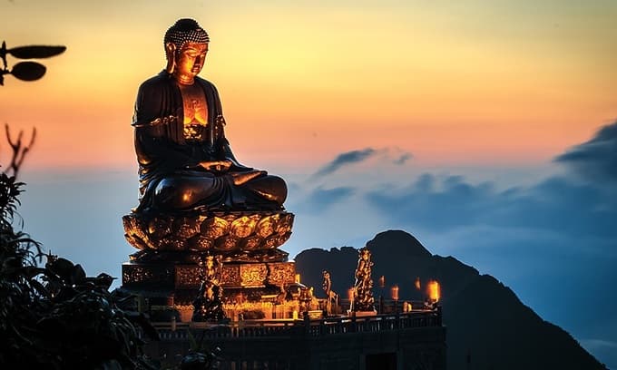Bronze Buddha statue atop Mount Fansipan sets world record