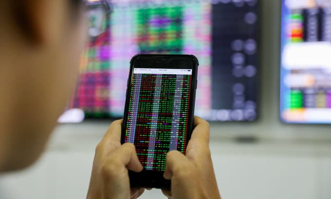 VN-Index rebounds as real estate, banking stocks gain