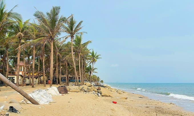 Cua Dai Beach: pandemic rubs salt into erosion wound