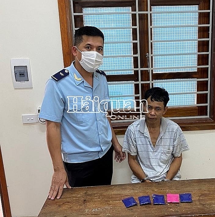 Nam Can customs arrests man for carrying 1,000 tablets of amphetamine