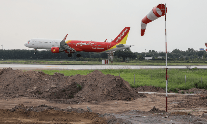 Vietnam rejects five new airport proposals