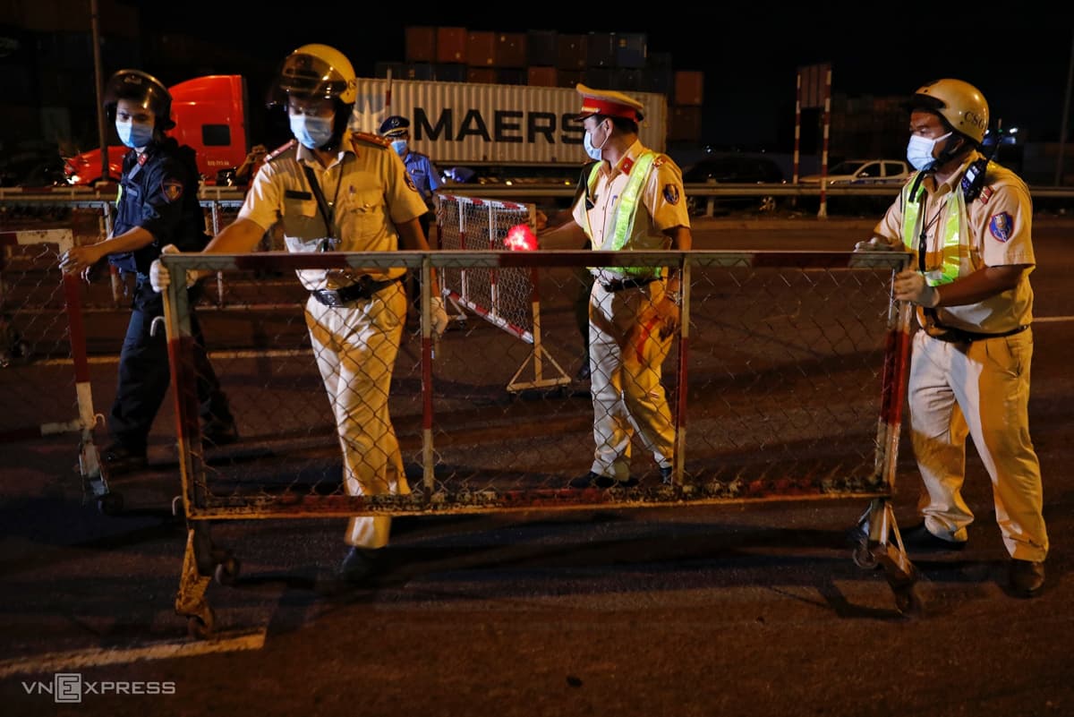 HCMC checkpoints operate at full capacity to keep Covid-19 at bay