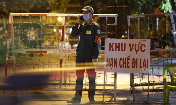 HCMC orders street-side eateries to serve takeaways only