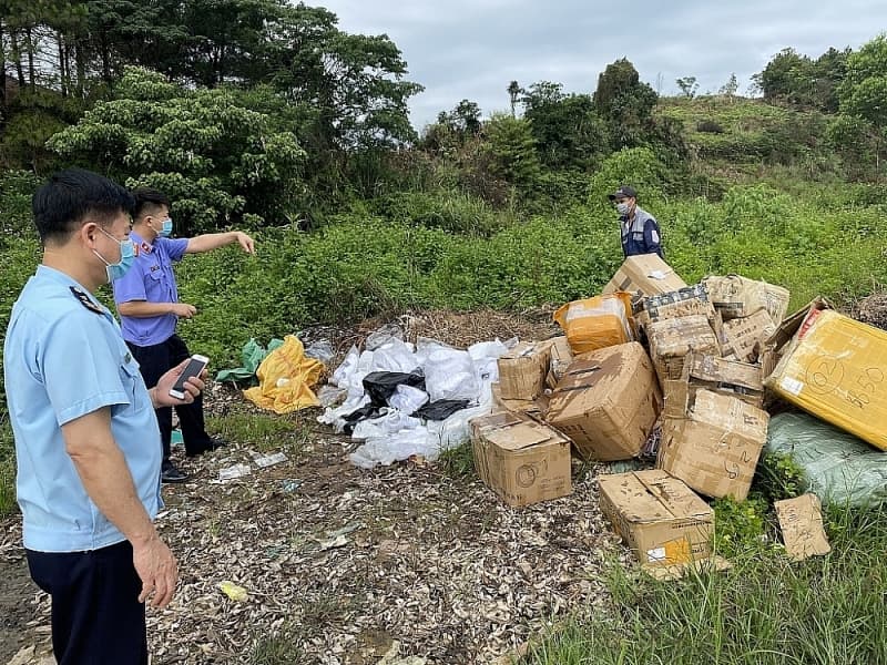 Banned goods illegally entering in Vietnam across Mong Cai border