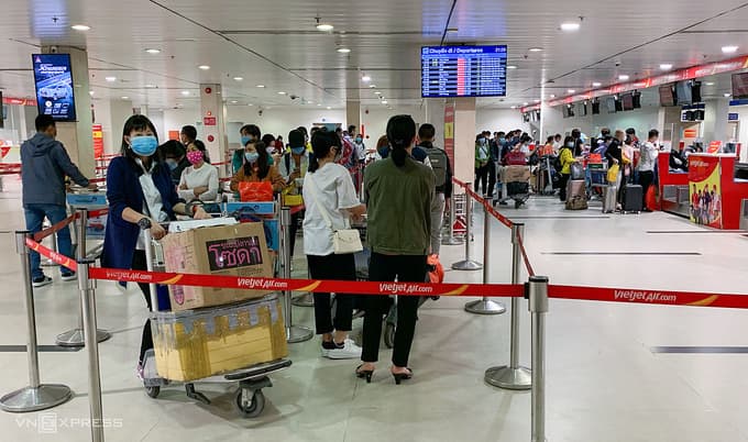 Hai Phong, Quang Ninh propose suspending flights from HCMC as Covid spikes