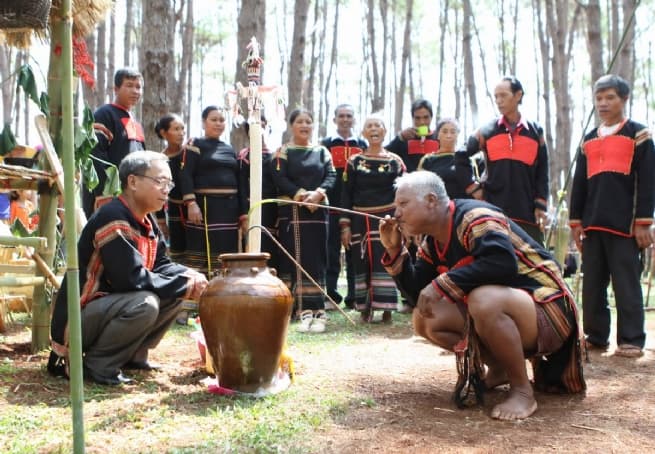 Unique Che Worship Ritual of E De People
