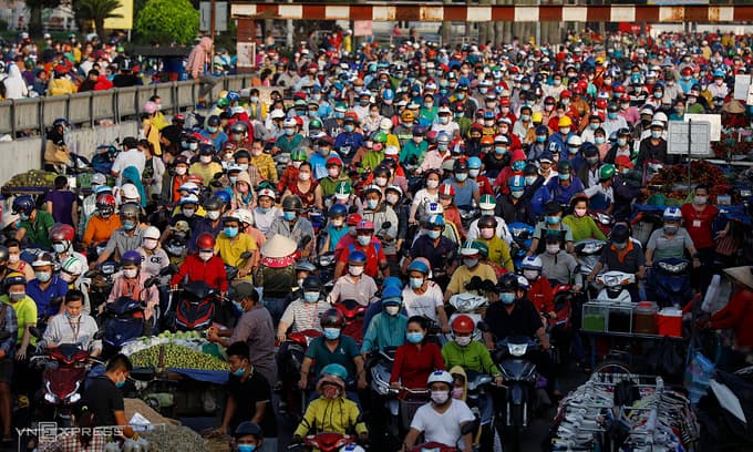 Biggest HCMC employer suspends 1,100 workers due to Covid-19 linkage