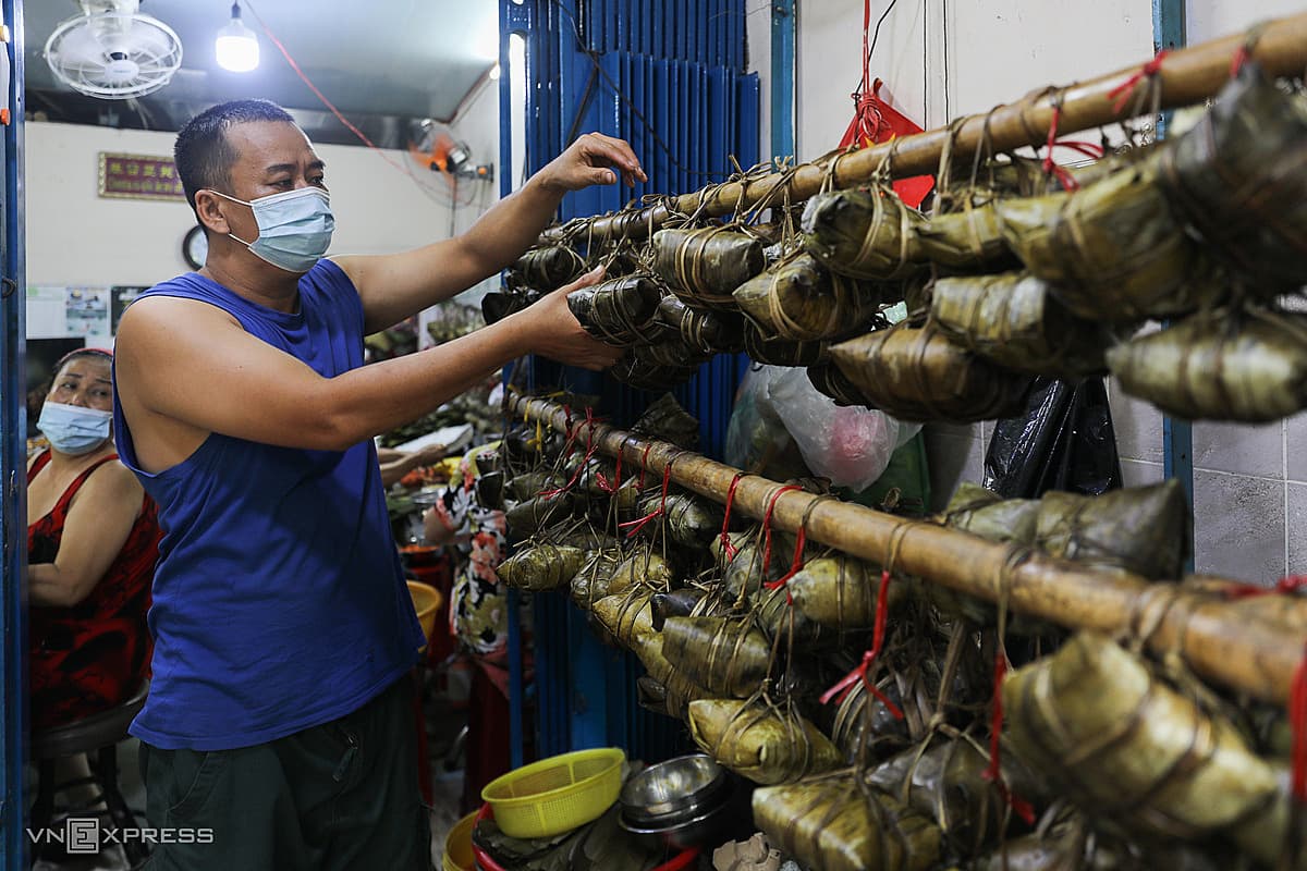Saigonese of Chinese descent make a 'cleansing' sticky rice cake