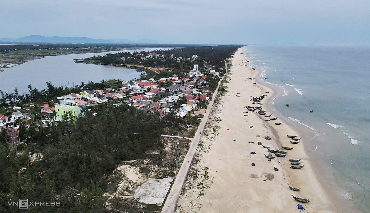 More murals added to central Vietnam fishing village