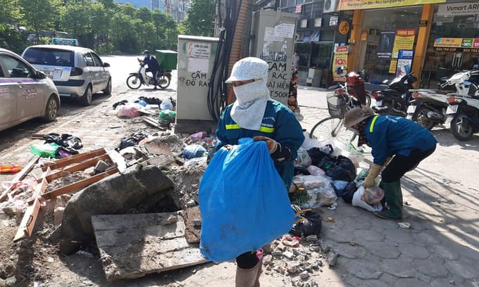 Hanoi environmental workers unpaid for months pick trash to survive