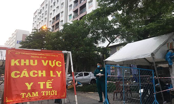 HCMC to lock down three residential areas as infections surge