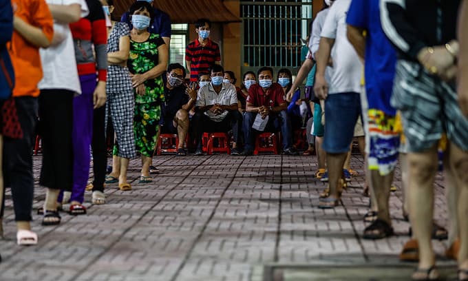 HCMC switches to testing households' representatives for mass coronavirus screening