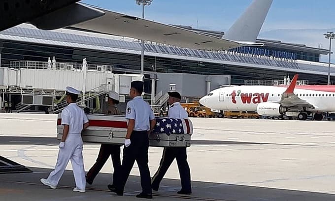 Vietnam hands over American soldier's remains
