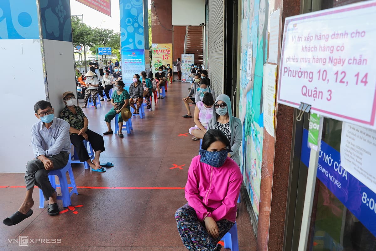 HCMC residents adapt to new supermarket shopping experience