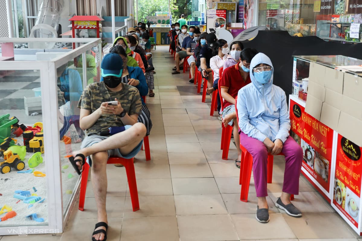 Scrambling shoppers keep emptying HCMC supermarket shelves