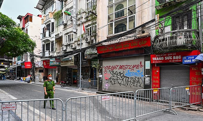 Hanoi tightens Covid-19 restrictions, bans public gatherings over five people