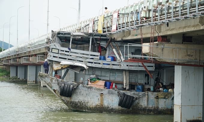 Fishing boat stuck under Vung Tau bridge