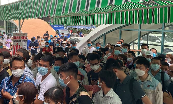 Mayhem as Hanoians flood Covid test sites