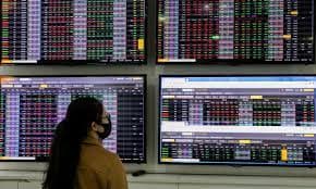 VN-Index slips on foreign investor withdrawal