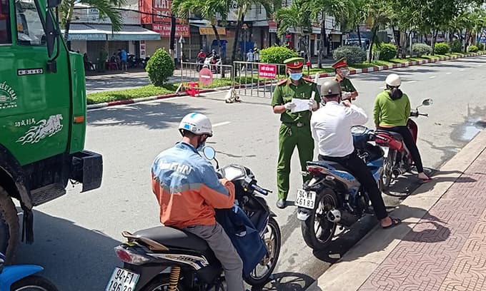Mekong Delta province follows HCMC, imposes night-time restrictions