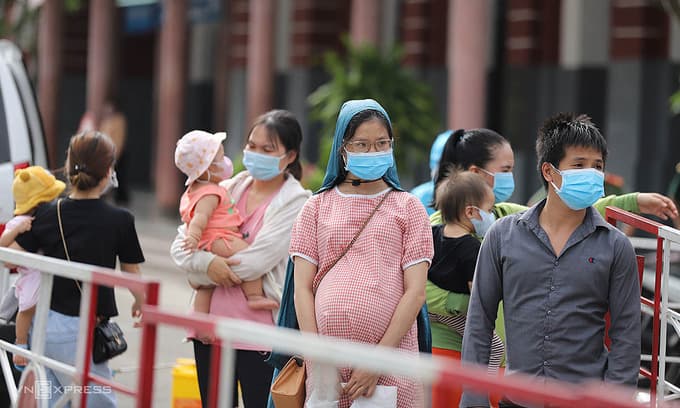 Thua Thien Hue stops bringing people back from Covid epicenter HCMC