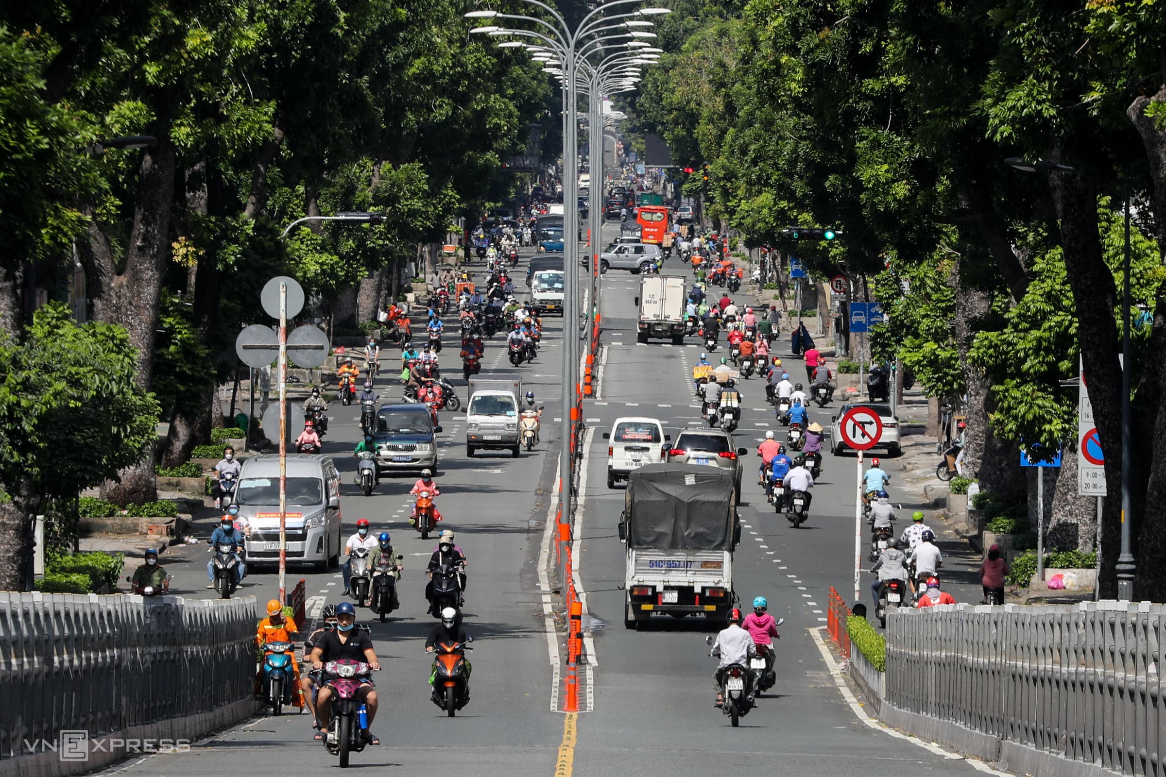 HCMC streets bustle despite social distancing restrictions