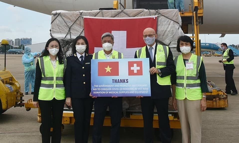 Vietnam receives $5.3 mln in medical equipment aid from Switzerland