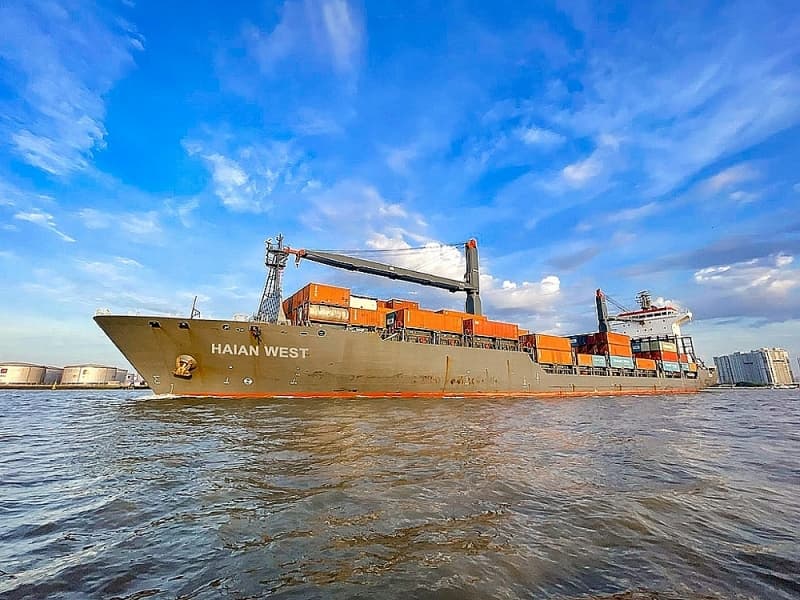 With positive profits, shipping enterprises increase investment in their fleets
