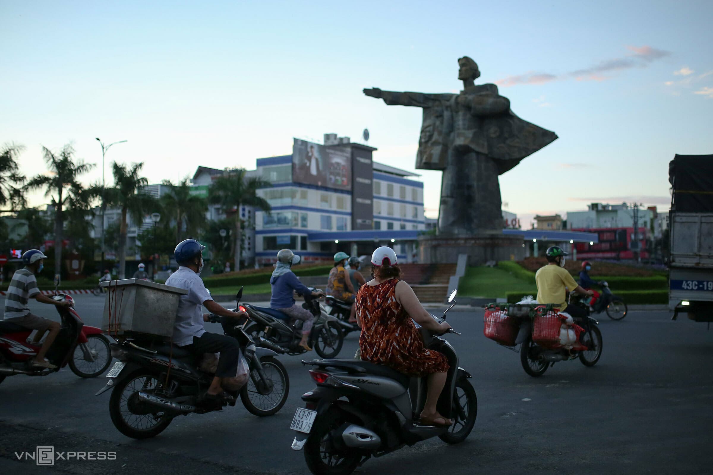 Da Nang bustling two days prior to lockdown