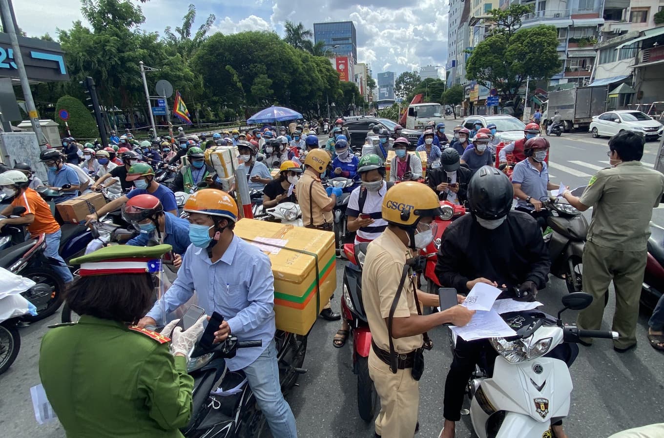 Travel declaration rule jams HCMC Covid-19 checkpoints