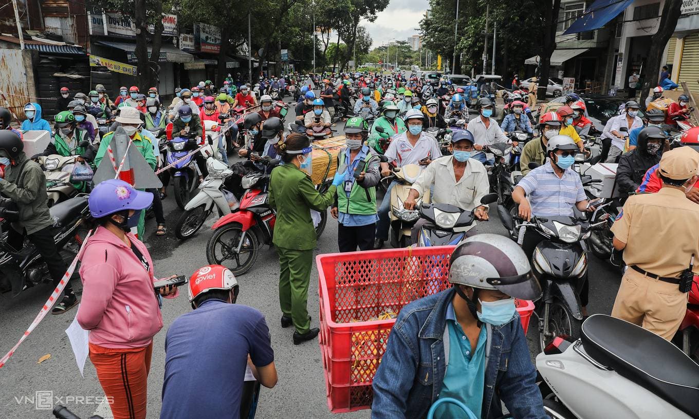 Traffic pileups cause HCMC to hastily revoke Covid travel declaration
