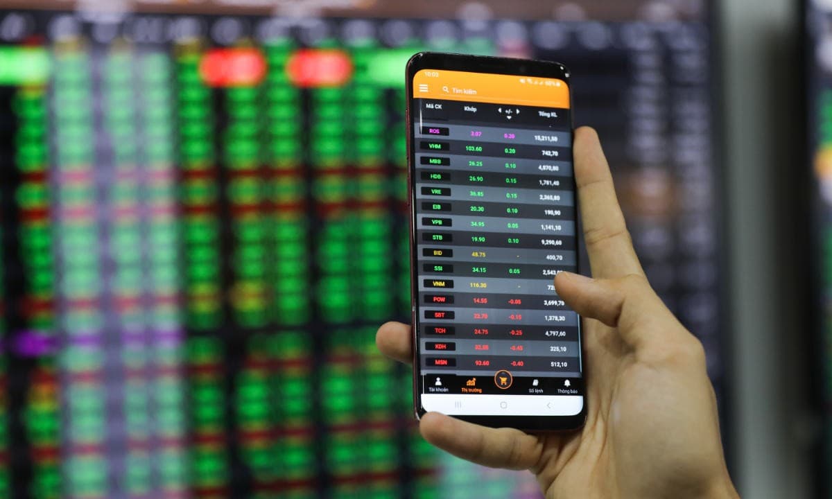 VN-Index shoots up with money poured in