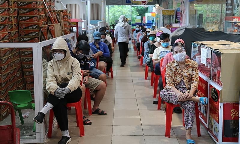 HCMC residents rush to stockpile food amid new restrictions